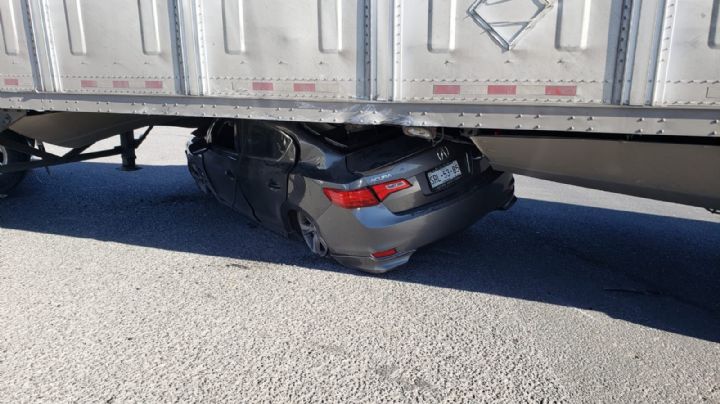Hombre termina prensado debajo de un tráiler y sale vivo de milagro; viajaba a Monterrey