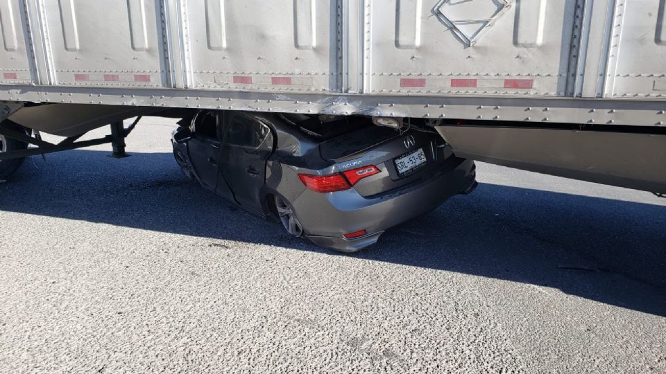 El conductor del auto, de 30 años de edad, salió con una herida en la mano.