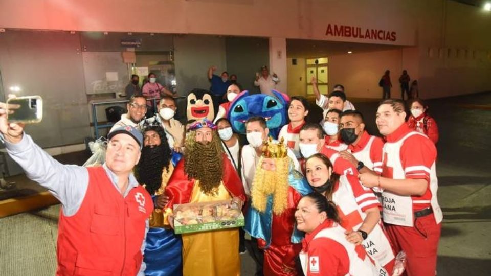 Los padres de familia fuera de los hospitales también fueron sorprendidos por ellos, quienes les dieron chocolate caliente y rosca