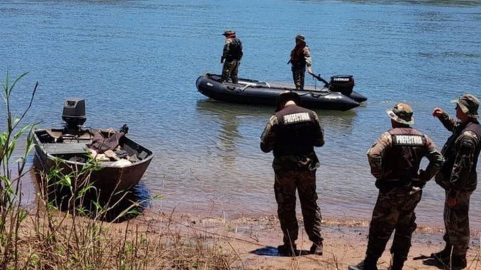 Mujer mató a sus hijos al arrojarlos al río