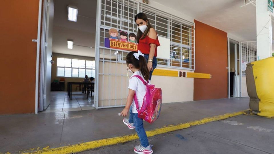 Los alumnos deben portar cubrebocas al ir a la escuela