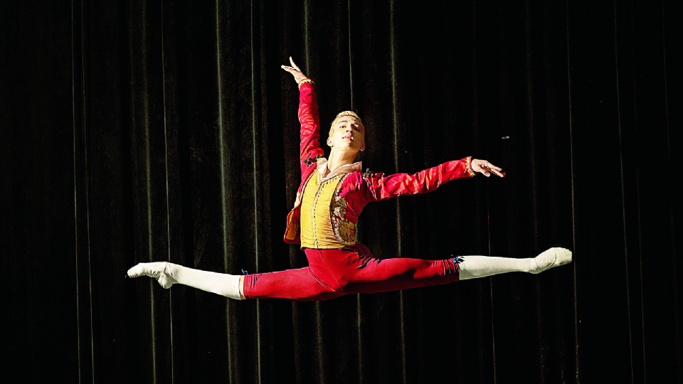 El neolaredense destaca por su talento en la danza clásica en los grandes escenarios.