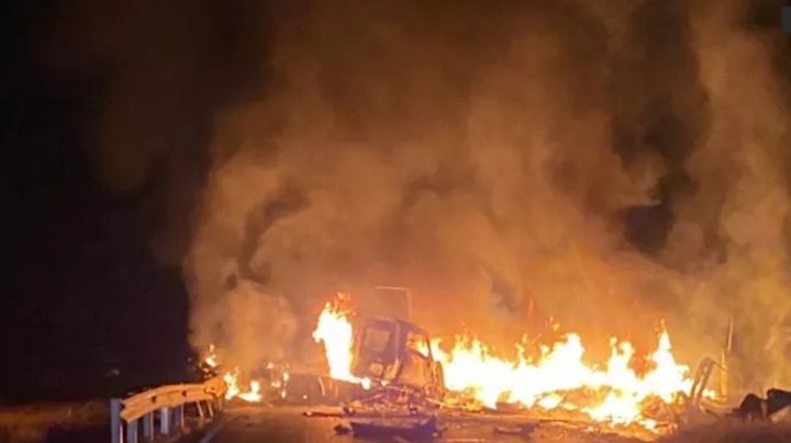 Dos hombres calcinados en aparatoso accidente vial en Durango