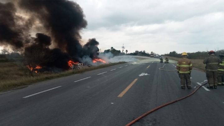 Se calcina conductor de pipa al volcarse; estalla su unidad en la carretera Matamoros-Reynosa