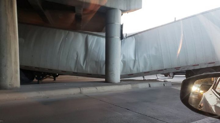 Por enésima ocasión, queda atorado un tráiler en puente de Laredo en Mann Road y San Darío