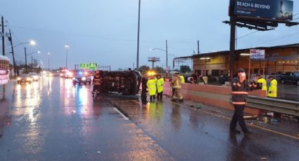 Mujer sufre aparatosa volcadura en Laredo y vive para contarlo