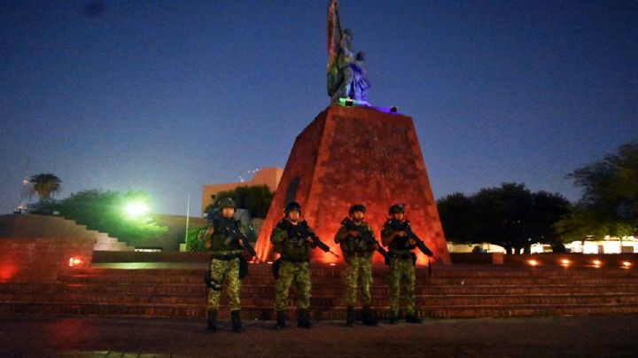 Iluminan de color carmesí el monumento a Fundadores; esta es la razón