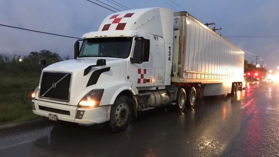 El trailer embistió al carro de la dama