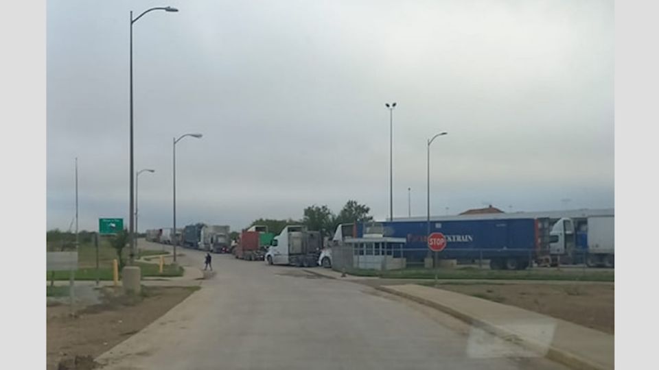 En grupos de trileros se comparten algunas fotografías de las filas en torno a las inspecciones.