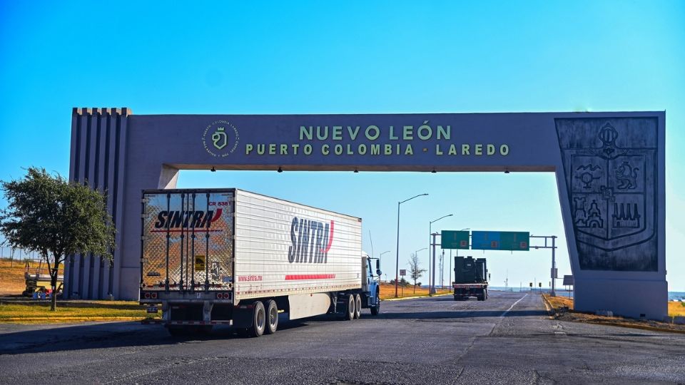 Largas filas se registraron ayer en el Puente Colombia.