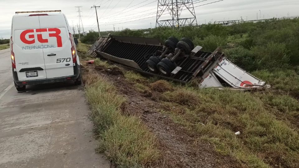 La pesada unidad quedó a un costado de la vialidad.