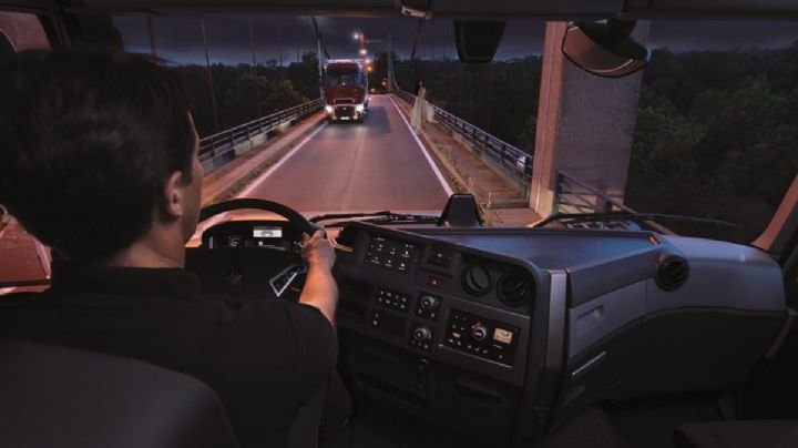 La mujer de blanco en la carretera: ¿por qué los traileros repiten tanto esta historia macabra?