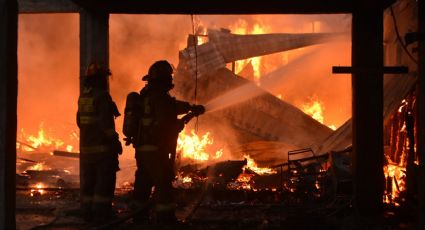 Dantesco incendio consume vivienda en la colonia Esperanza; piensan que fue el aire acondicionado