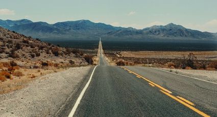 Carretera del Valle de la Muerte: 200 kilómetros sin curvas que hacen volcar a los traileros