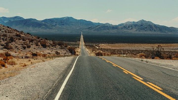 Carretera del Valle de la Muerte: 200 kilómetros sin curvas que hacen volcar a los traileros