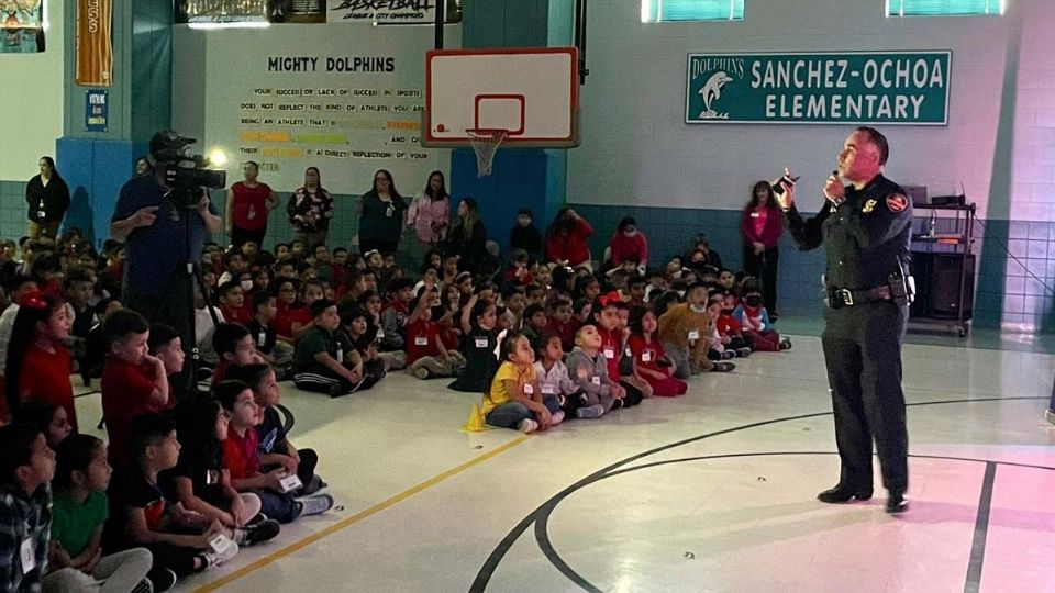 Miguel Rodríguez, Jefe de la Policía de Laredo charló con los niños sobre la importancia de negarse al consumo de drogas