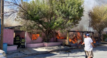 Voraz incendio arrasa con dos casas y daña otras 2 al poniente de Nuevo Laredo