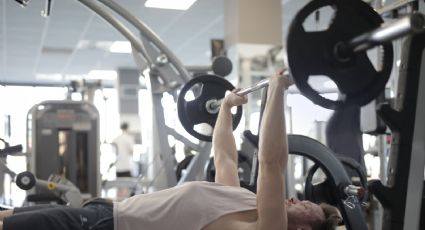 Adolescente muere en el gimnasio tras caerle barra con 50 kilos en la tráquea