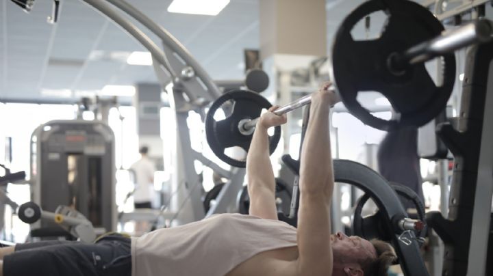 Adolescente muere en el gimnasio tras caerle barra con 50 kilos en la tráquea