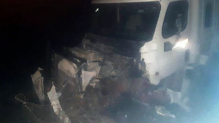 Por falla mecánica, conductor destroza su tráiler en la autopista a Monterrey