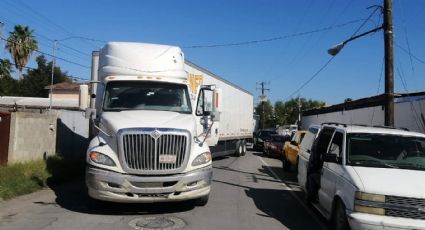 Tráiler se impacta con vehículo en la colonia Jardín