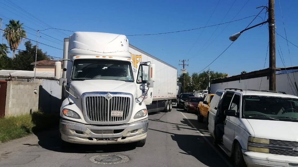 El tráiler se impactó con un carro estacionado