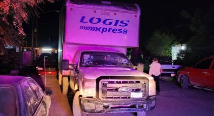 Chofer de camión choca auto estacionado y lo abandona en Valles de Anáhuac