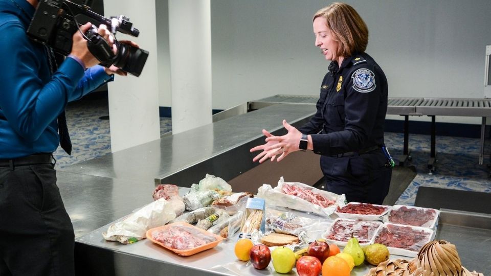 Puerco, pollo, ambos en cualquier presentación o forma y todos los cítricos, así como muchas frutas no deben cruzar de México a Estados Unidos.