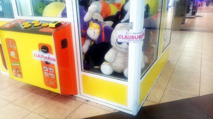 'Golpe demoledor' a aficionados a las máquinas de peluches: amanecen con sellos de clausura