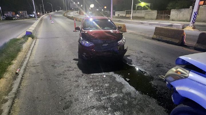 Conductora ebria choca al manejar en sentido contrario en la Calzada de los Héroes