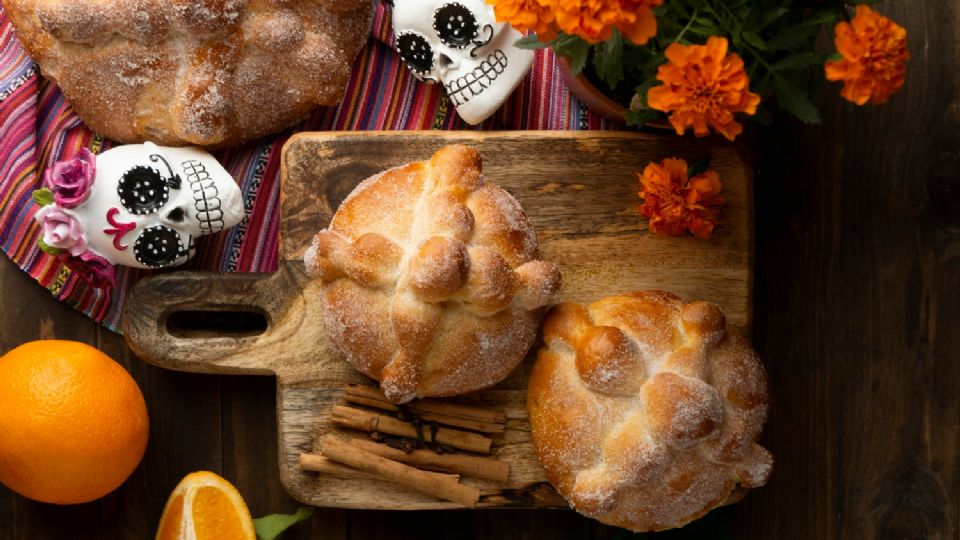 El pan de muerto es un elemento básico del altar del Día de Muertos