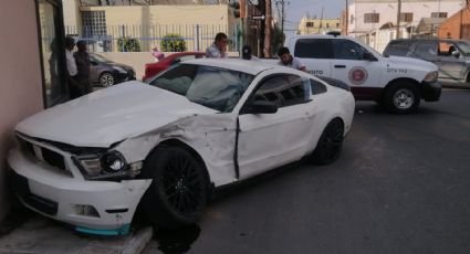 Cruza sin precaución en su Mustang y lo choca camión en el Centro de Nuevo Laredo