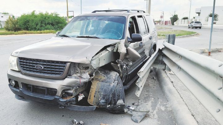 Estudiante de prepa se salva de irse a canal tras aparatoso accidente en fraccionamiento Los Tulipanes