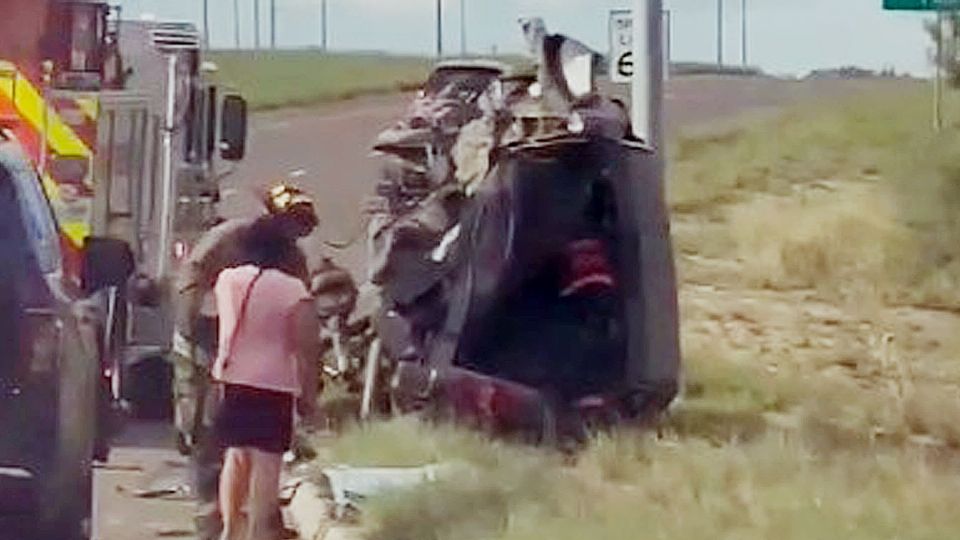 EL auto blanco quedó destrozado