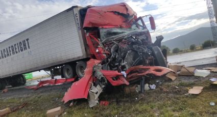 Fuerte choque por alcance entre dos tráileres deja una unidad destrozada