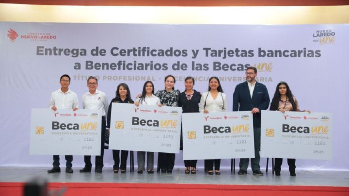 Entregan a 700 alumnos Becas UNE para titulación