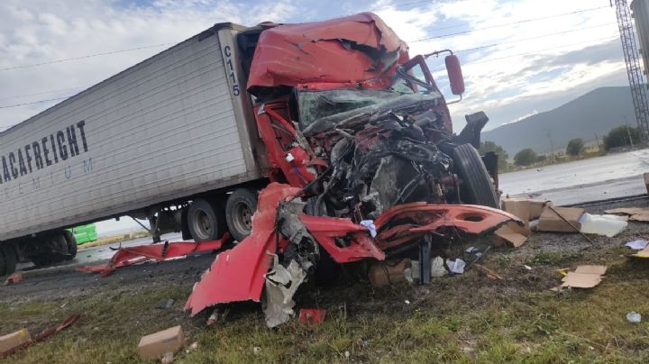 Fuerte choque por alcance entre dos tráileres deja una unidad destrozada