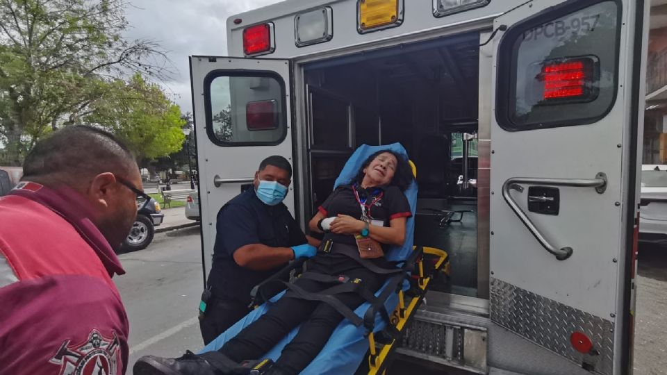 La señora quedó lesionada y fue trasladada al hospital.