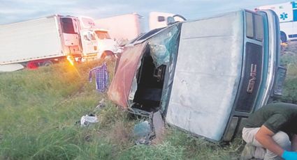 Conductor evita chocar contra tráiler, pero acaba volcado en Carretera a Piedras Negras