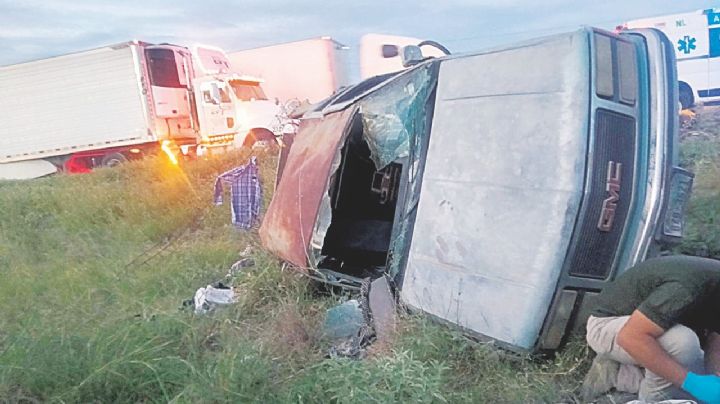 Conductor evita chocar contra tráiler, pero acaba volcado en Carretera a Piedras Negras