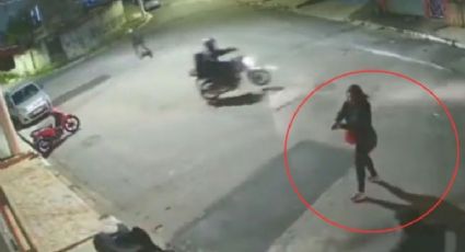 Mujer dispara a ladrones en moto para defender a su esposo | VIDEO