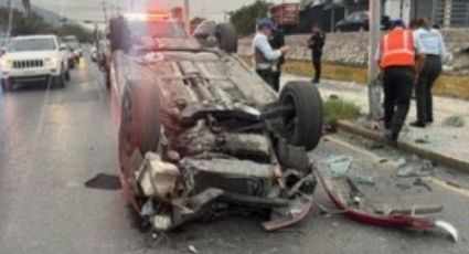 Aparatoso accidente en Monterrey deja dos lesionados