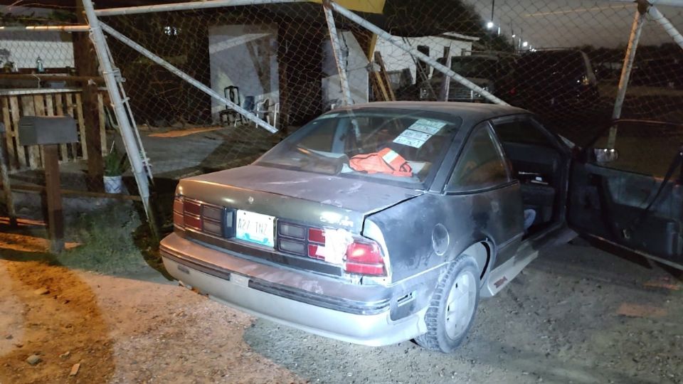 El carro cavalier se impactó de lleno con el portón del deshuesadero