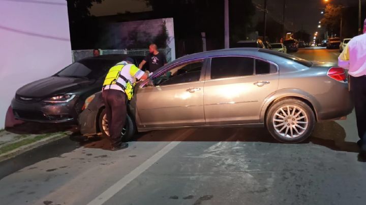 Hombre ebrio choca contra auto estacionado en avenida Plutarco Elías Calles