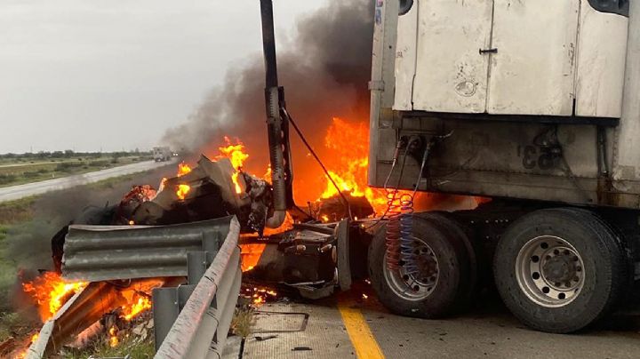 Por culpa de un cigarro trailero chocó su camión y se incendia; ya casi llegaba a Nuevo Laredo