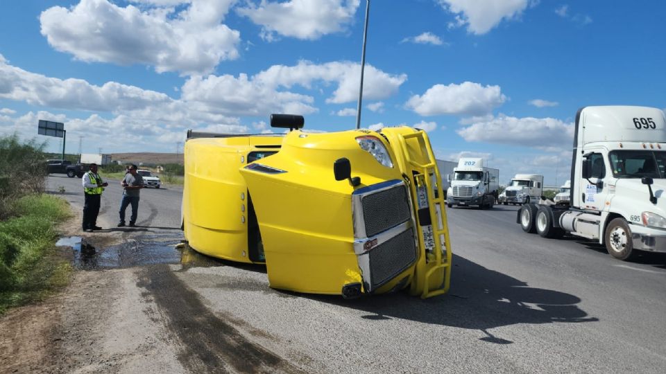 EL camión quedó volcado sobre su costado