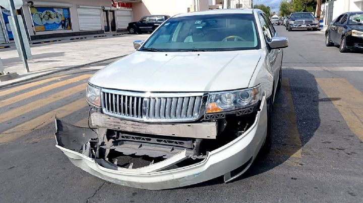 No respeta con su 'troca' la luz roja y se lo lleva de encuentro un flamante Lincoln Zephyr
