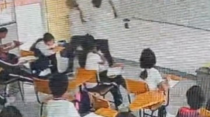Peligroso estudiante ataca con una navaja a su maestra en plena clase | VIDEO