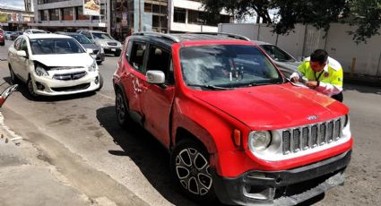 Jovencita de 21 años se pasa la luz roja y provoca choque en la Guerrero