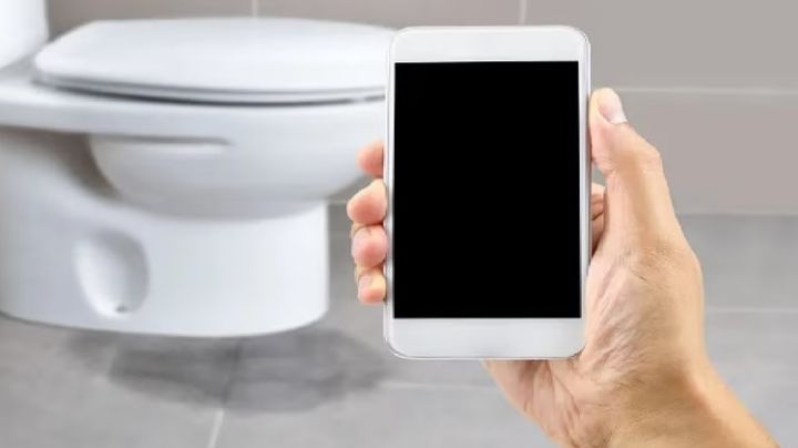 Te decimos la razón por la que no debes llevar tu celular al baño